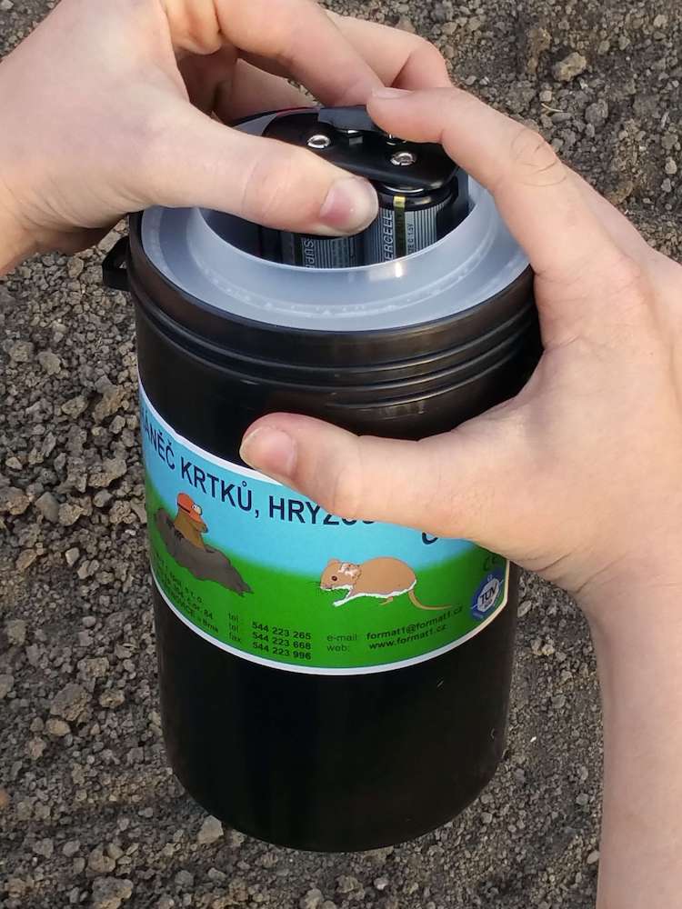 Cum se instalează un dispozitiv de repelare a cârtițelor, nevăstuicii și șoarecilor de câmp