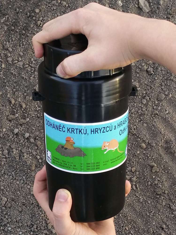 Cum se instalează un dispozitiv de repelare a cârtițelor, nevăstuicii și șoarecilor de câmp